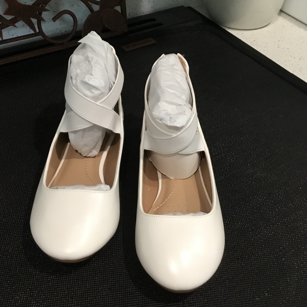 NIB Women’s White Elastic Strap Ballet Flats